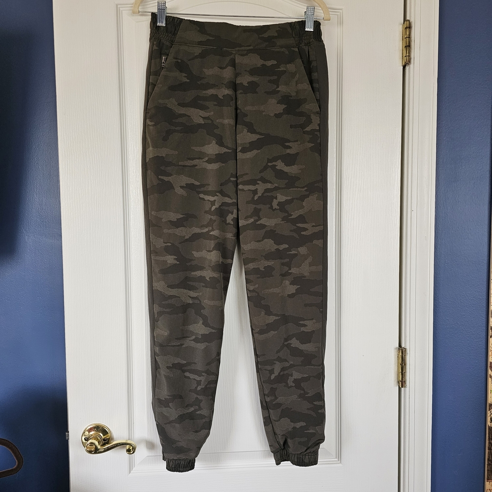 Athleta Women's Green Camo Brooklyn Textured Lined Joggers 4